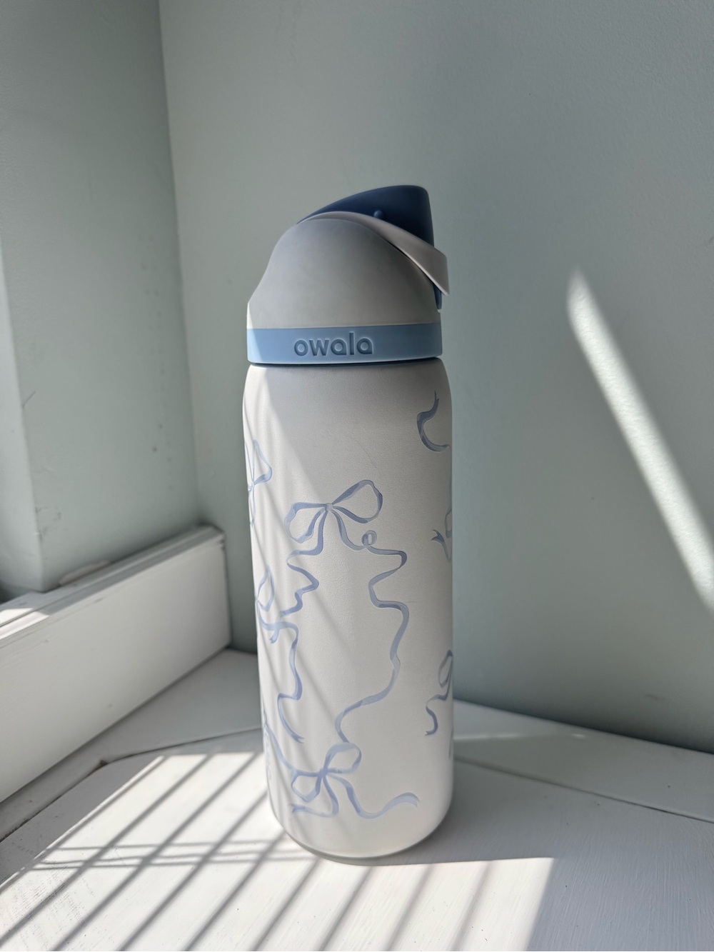 Owala FreeSip 32oz Tied & True Blue Bow Water Bottle Urban Outfitters